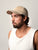 Homme portant la casquette unisexe en velours côtelé sable Côtelé Paris.