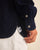 Détail des boutons du poignet et de l'étiquette logo sur le bas de la chemise Eliot bleu navy Côtelé Paris.