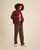 Mannequin féminin de profil portant la doudoune puffer en velours côtelé bordeaux Côtelé Paris.
