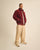 Mannequin masculin de profil portant la doudoune puffer en velours côtelé bordeaux Côtelé Paris.