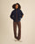 Femme de face portant la doudoune puffer en velours côtelé navy bleu Côtelé Paris