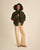 Femme portant la doudoune puffer olive ouverte Côtelé Paris