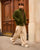 Homme marchant en extérieur avec la doudoune puffer en velours côtelé vert olive Côtelé Paris